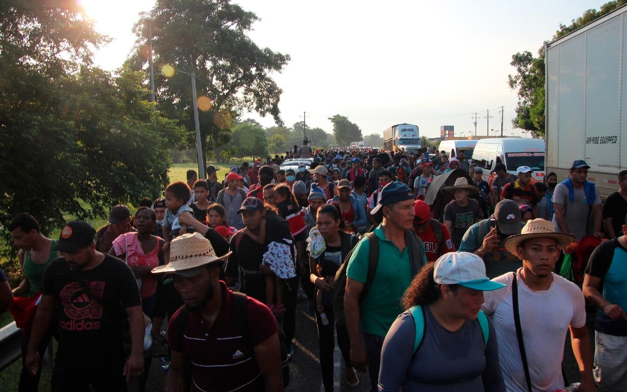 Caravana migrante avanza a paso lento en Chiapas