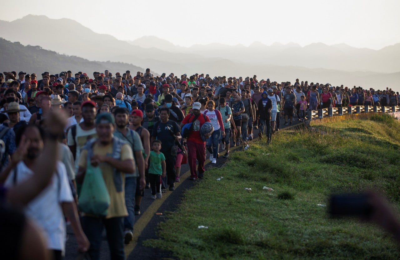 Caravana migrante en Chiapas retoma su rumbo hacia CDMX.