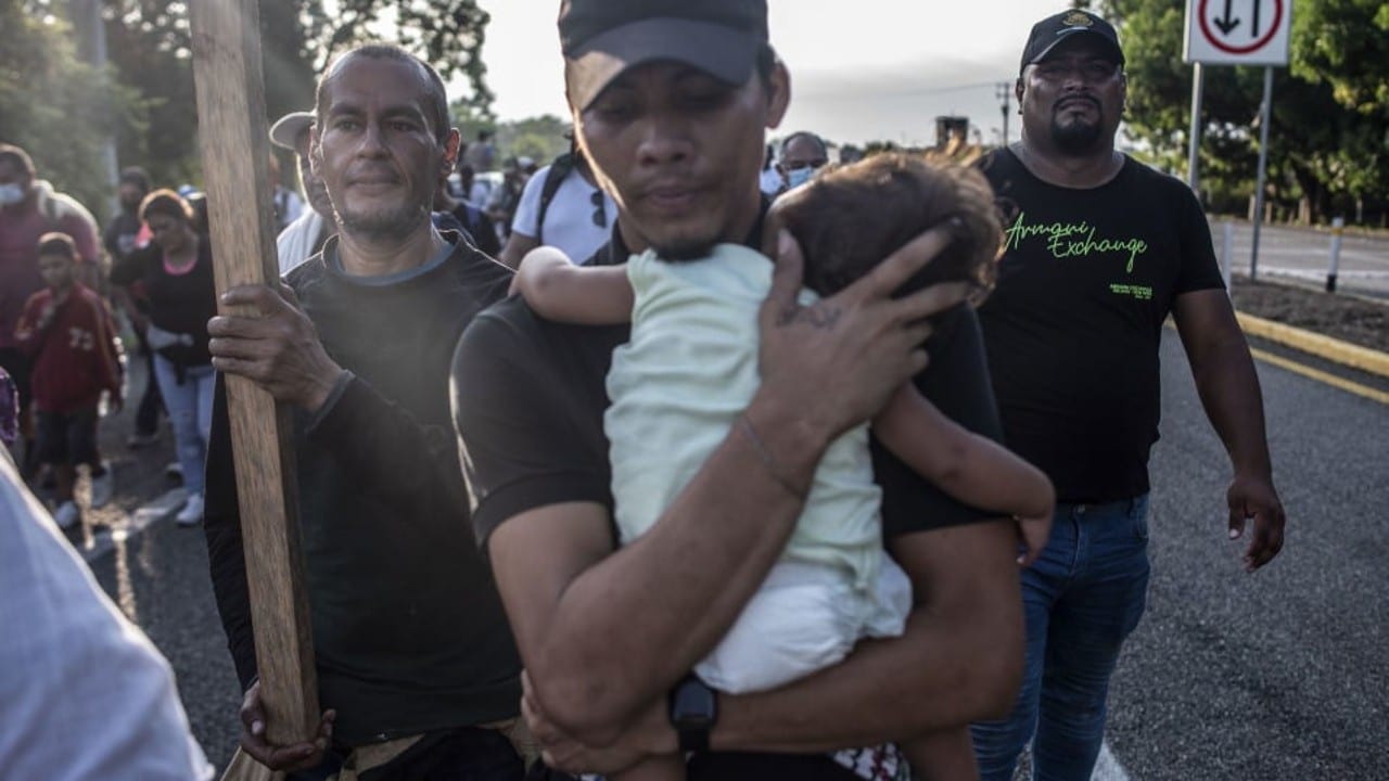 Caravana migrante llegó a Huehuetán, Chiapas; algunos integrantes viajan con amparo de libre tránsito