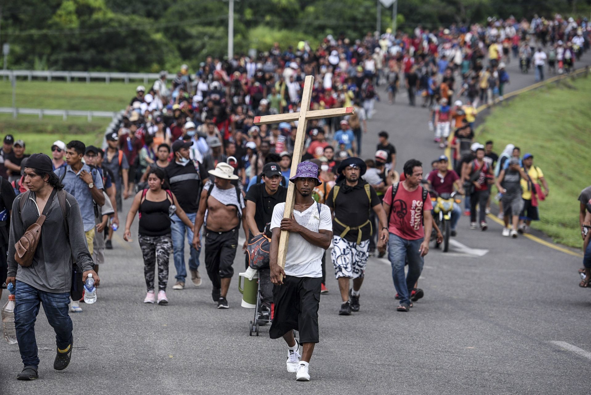 Caravana migrante avanza lentamente con 250 niños hacia CDMX