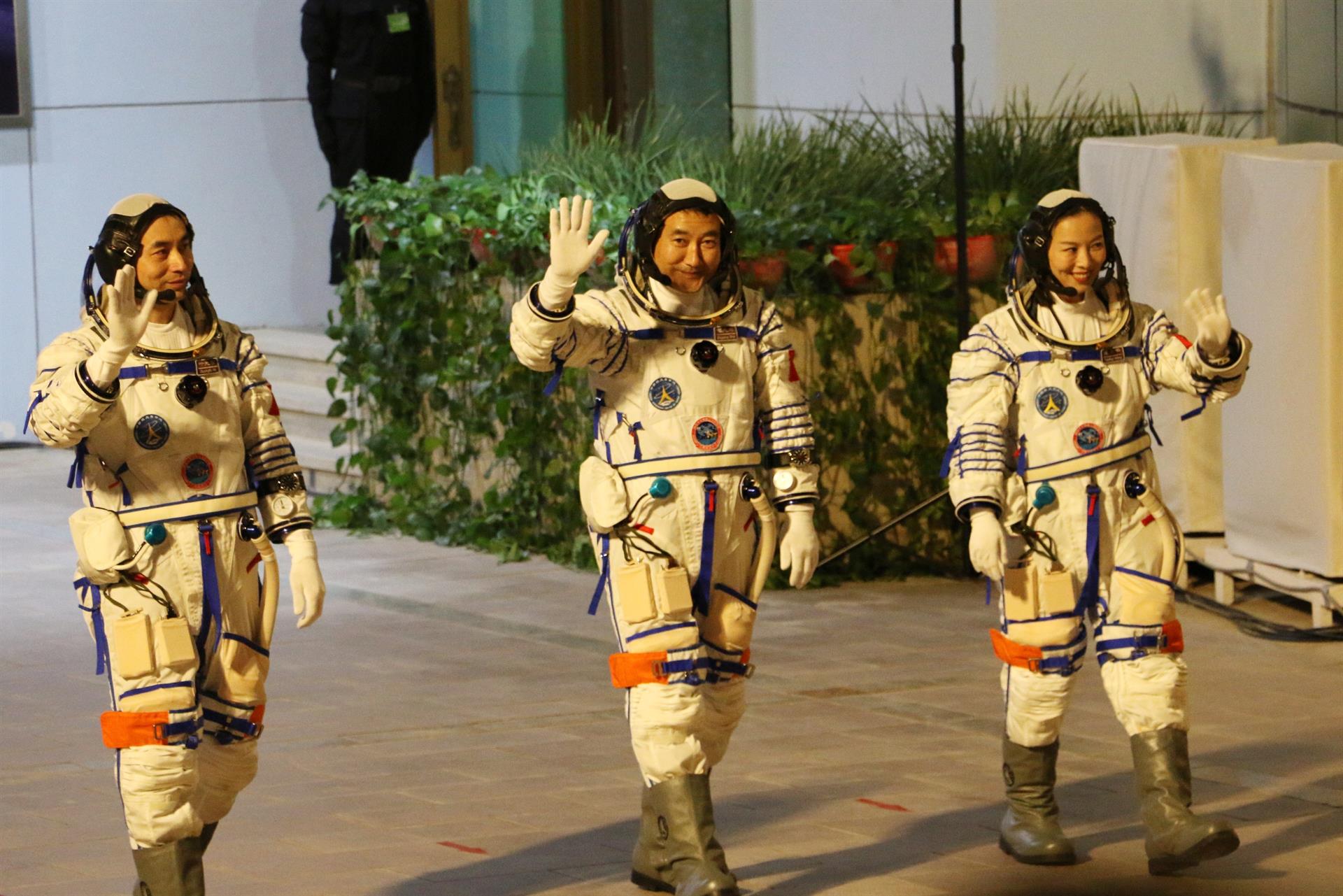 Nave Shenzhou-13 se acopla a la estación espacial china Tiangong