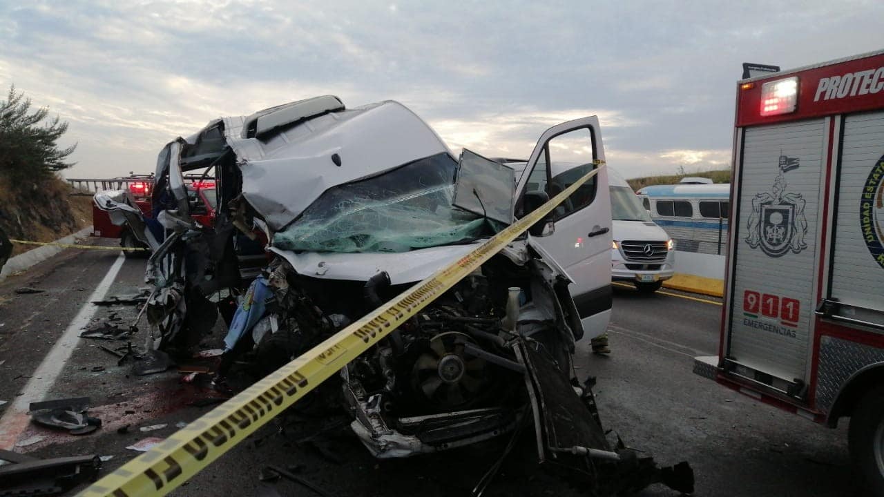 Choque contra tráiler en autopista Guadalajara-Zapotlanejo deja un muerto 10 heridos.