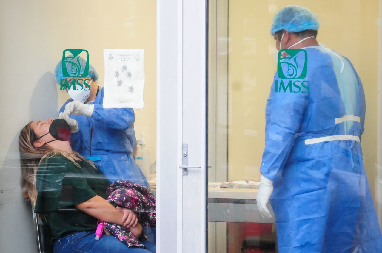 Médicos del IMSS aplican la prueba de detección de covid (Cuartoscuro)