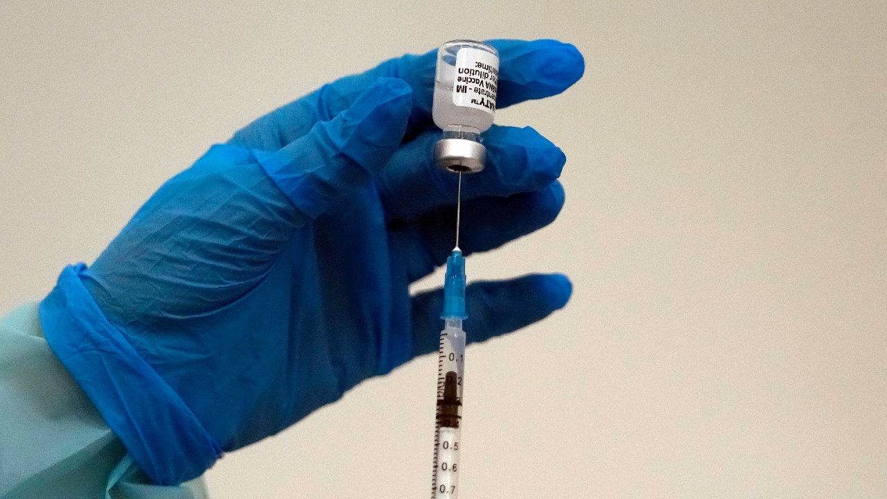 Rusos viajan a Serbia para recibir vacunas occidentales contra el covid