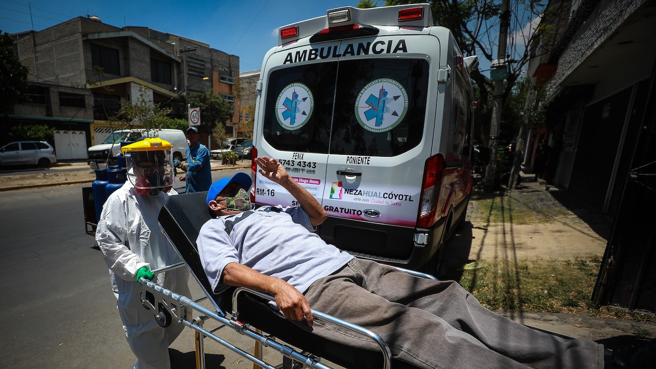 Paramédicos en México atienden a una persona contagiada con covid (Getty Images)