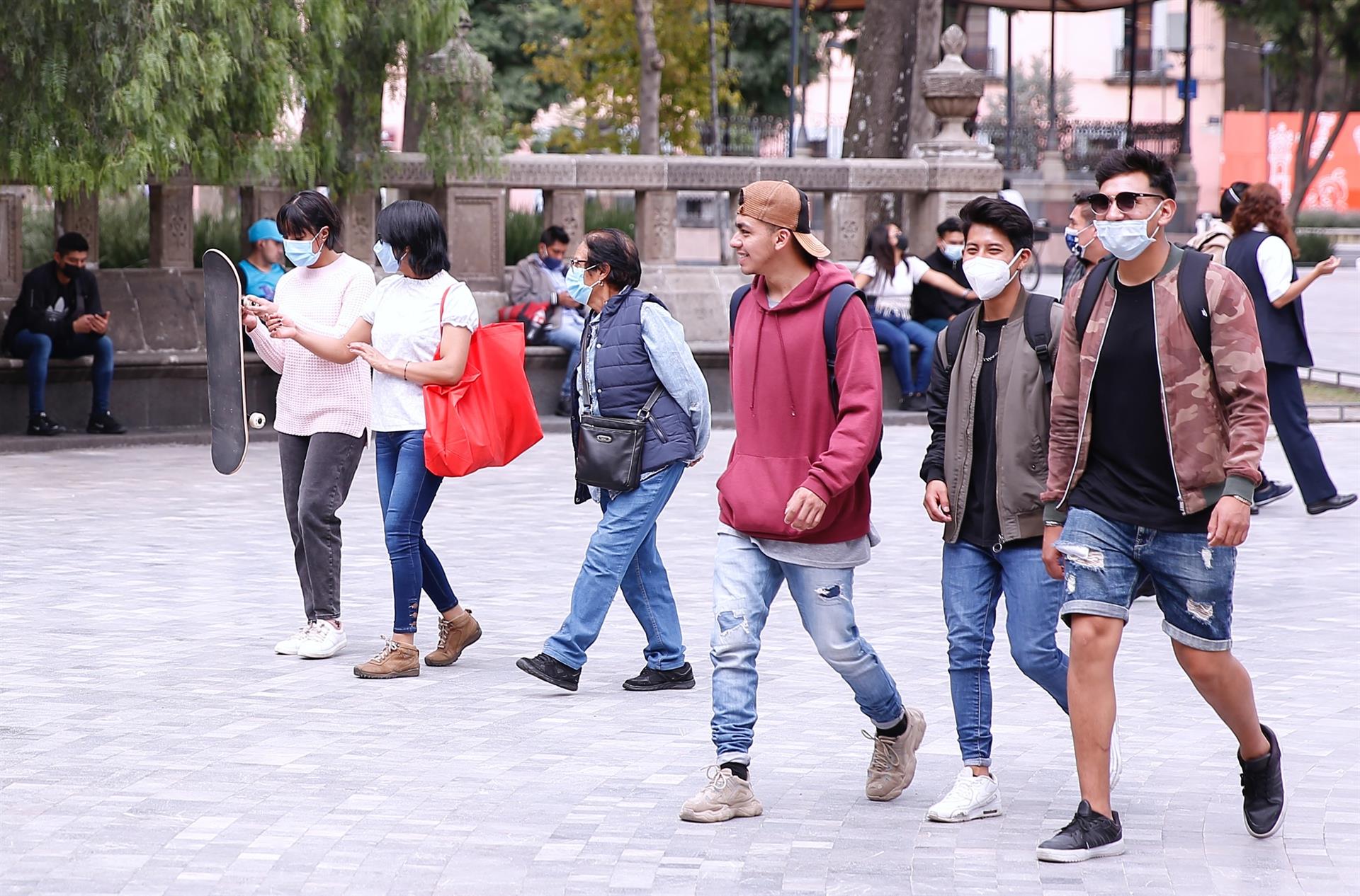 Jóvenes caminan por el Centro Histórico de Ciudad de México (EFE)