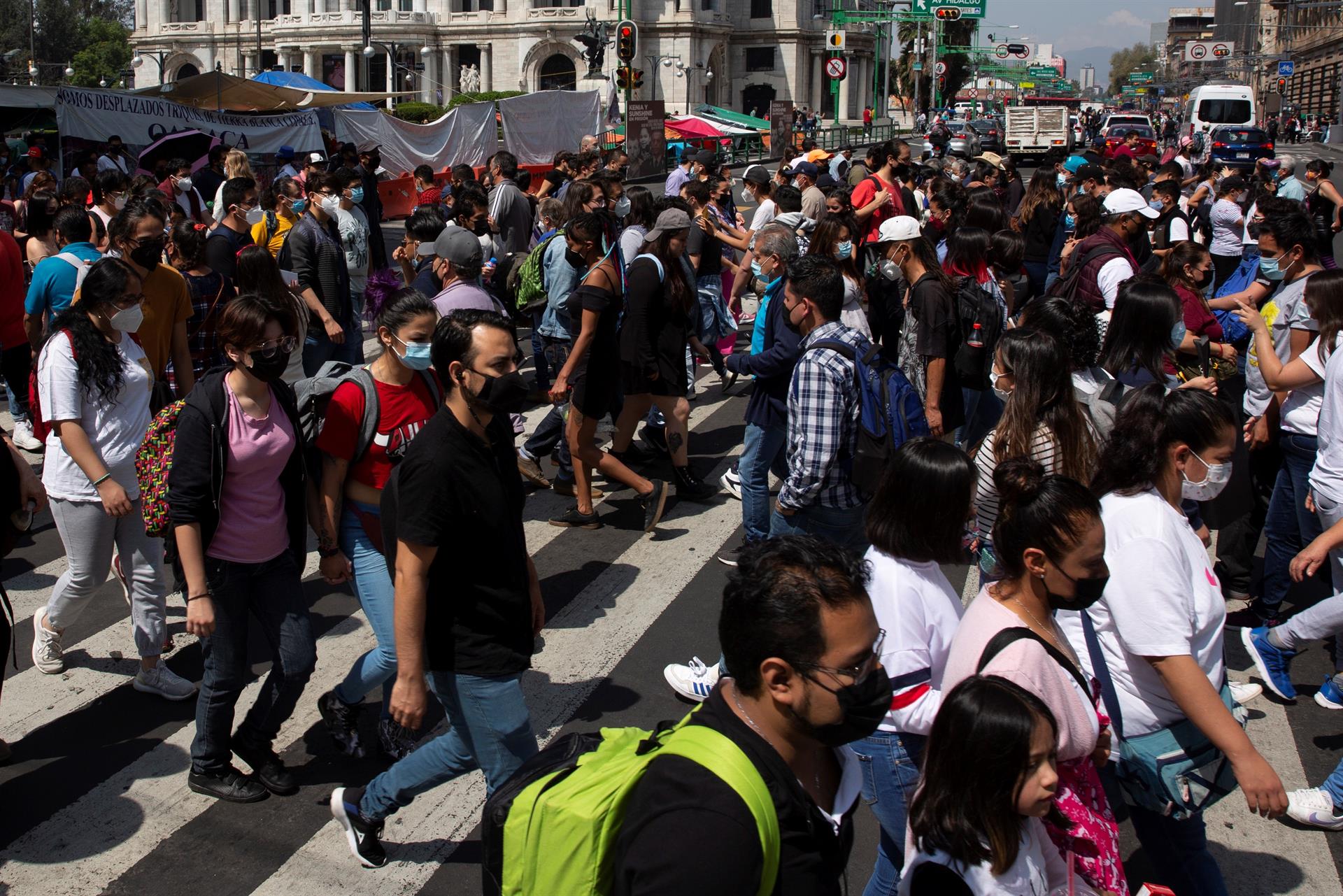 Habitantes de la Ciudad de México camina en el Centro Histórico de la capital del país (EFE)