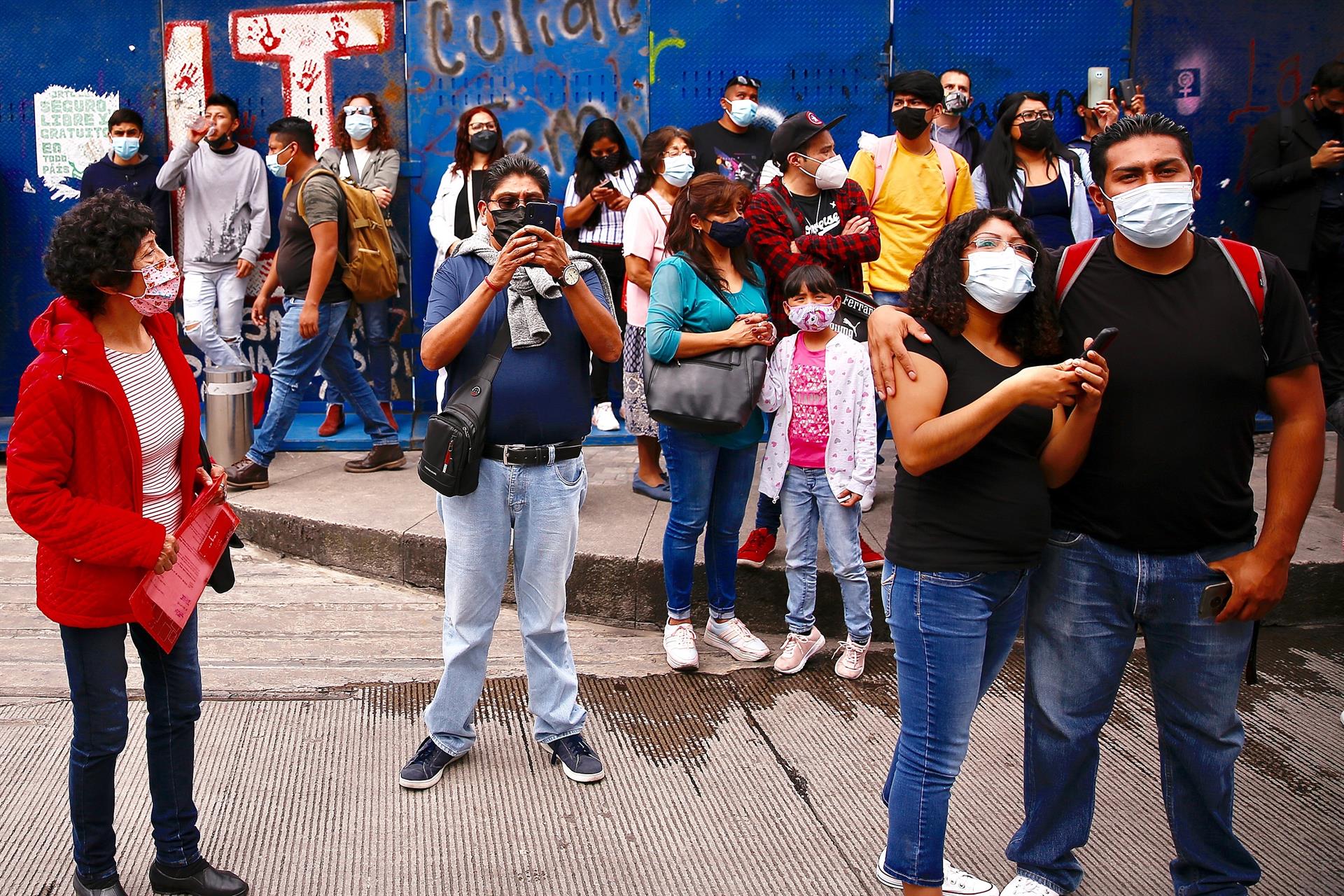 Personas se reúnen con cubrebocas en calles del Centro Histórico de la Ciudad de México (EFE)