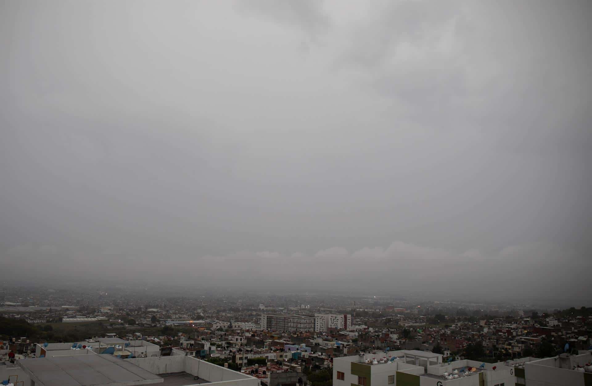 Vista del cielo nublado por el paso de Rick, en Morelia, Michoacán (EFE)