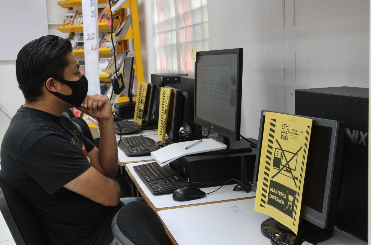 Un estudiante en México utiliza una computadora durante pandemia de covid (Cuartoscuro)
