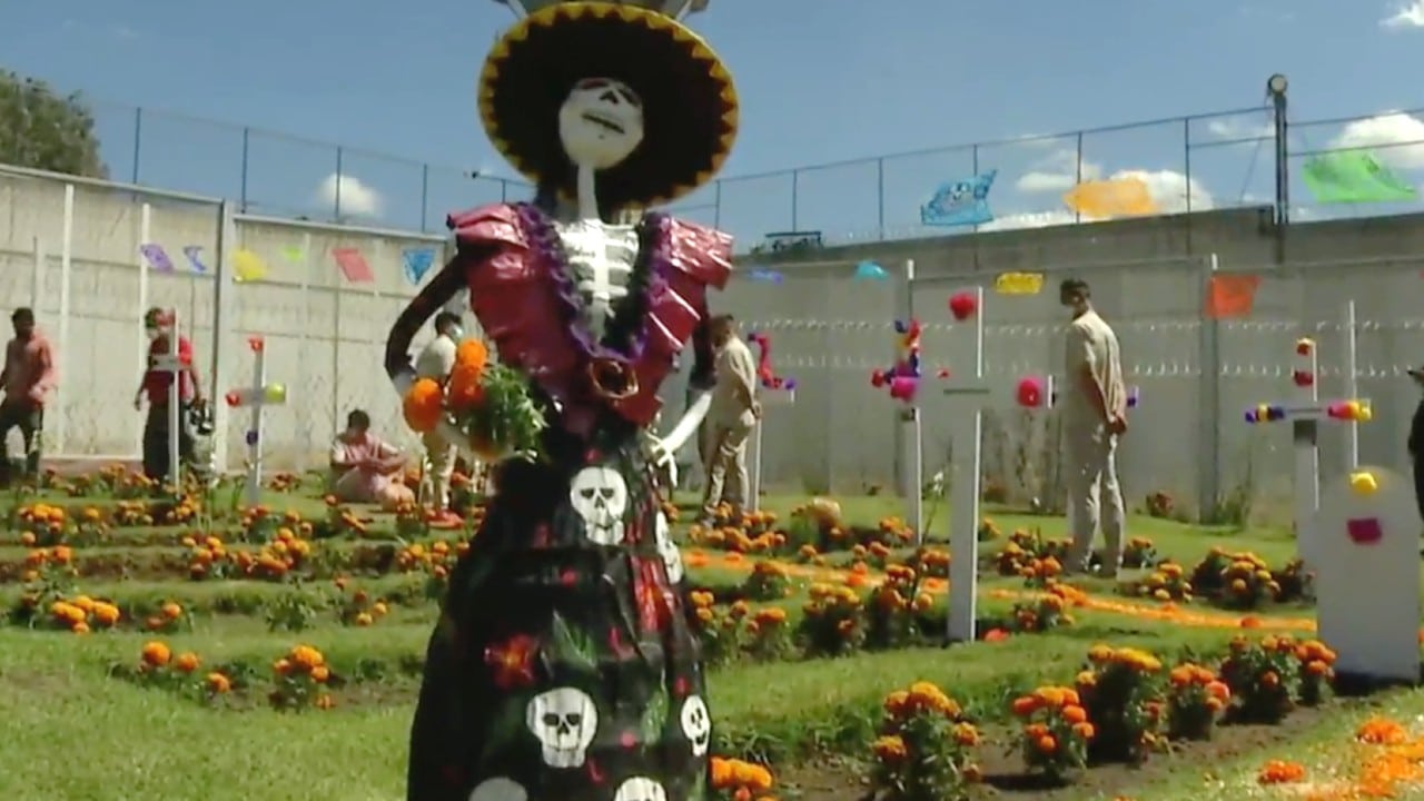 Mexicanos preparan sus tradiciones del Día de Muertos para celebrar el 1 y 2 de noviembre