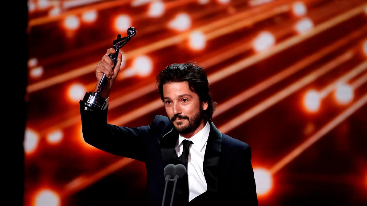 El actor mexicano Diego Luna recibe el Premio Platino de Honor