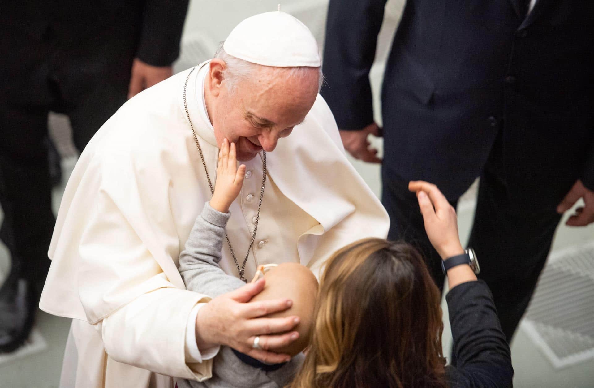 El papa Francisco acaricia a un bebé