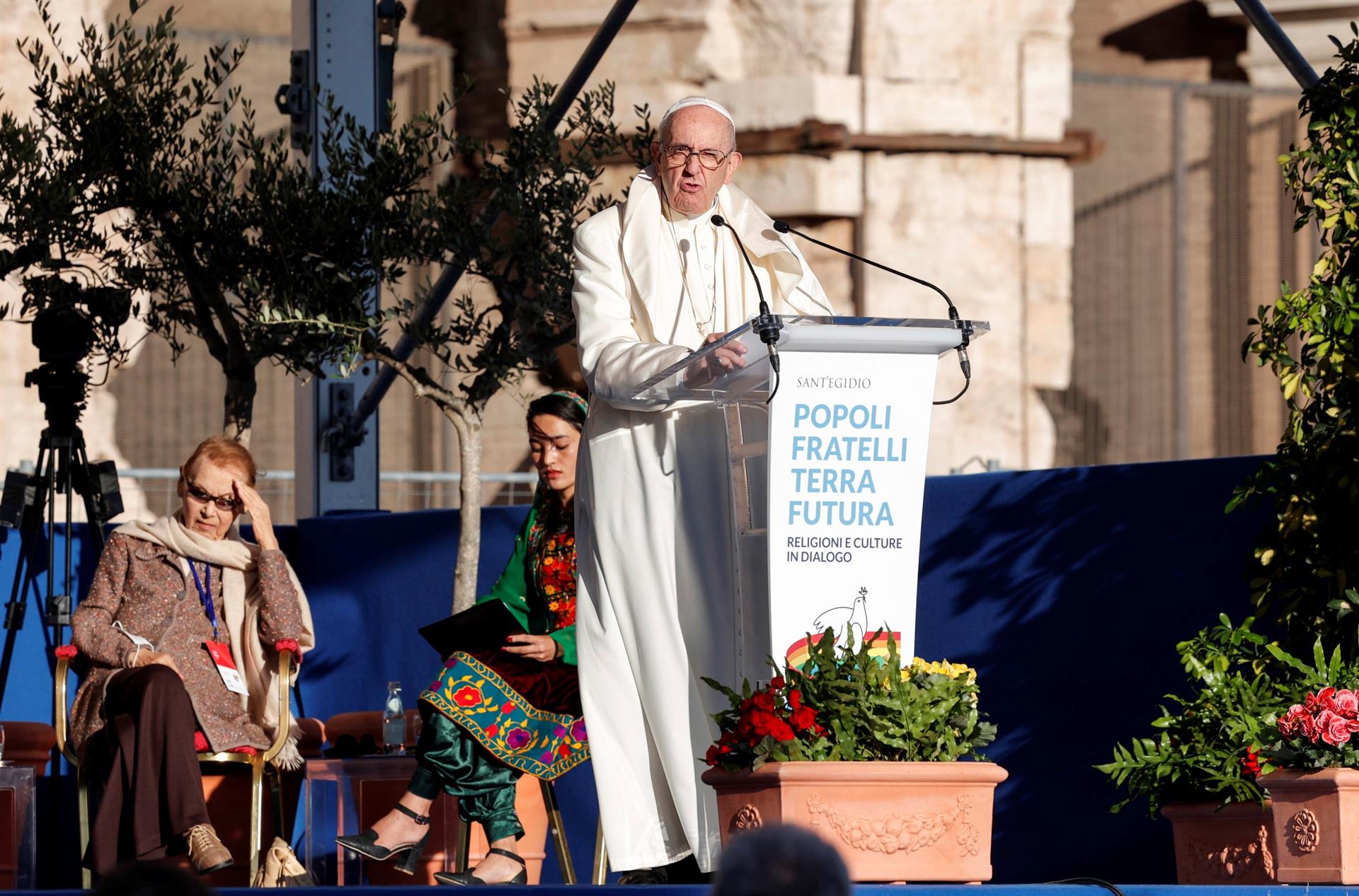 El papa insta al Sínodo a crear una Iglesia amiga e integrar a las mujeres