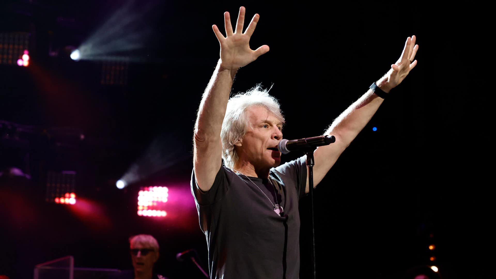 El rockero, Jon Bon Jovi, da positivo a covid y no puede dar concierto