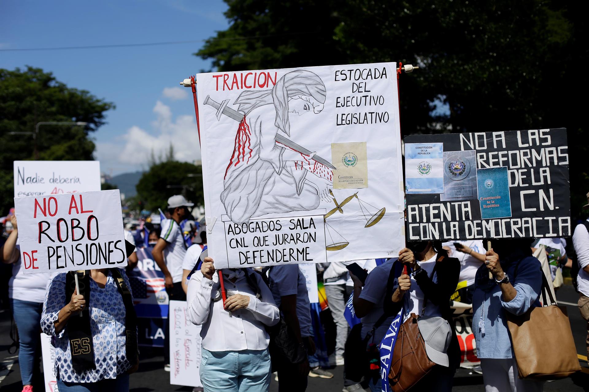 Miles salen a protestar en El Salvador contra el presidente Nayib Bukele
