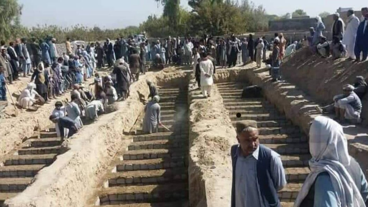 Familias entierran a sus muertos, víctimas del atetado en una mezquita chií en Afganistán