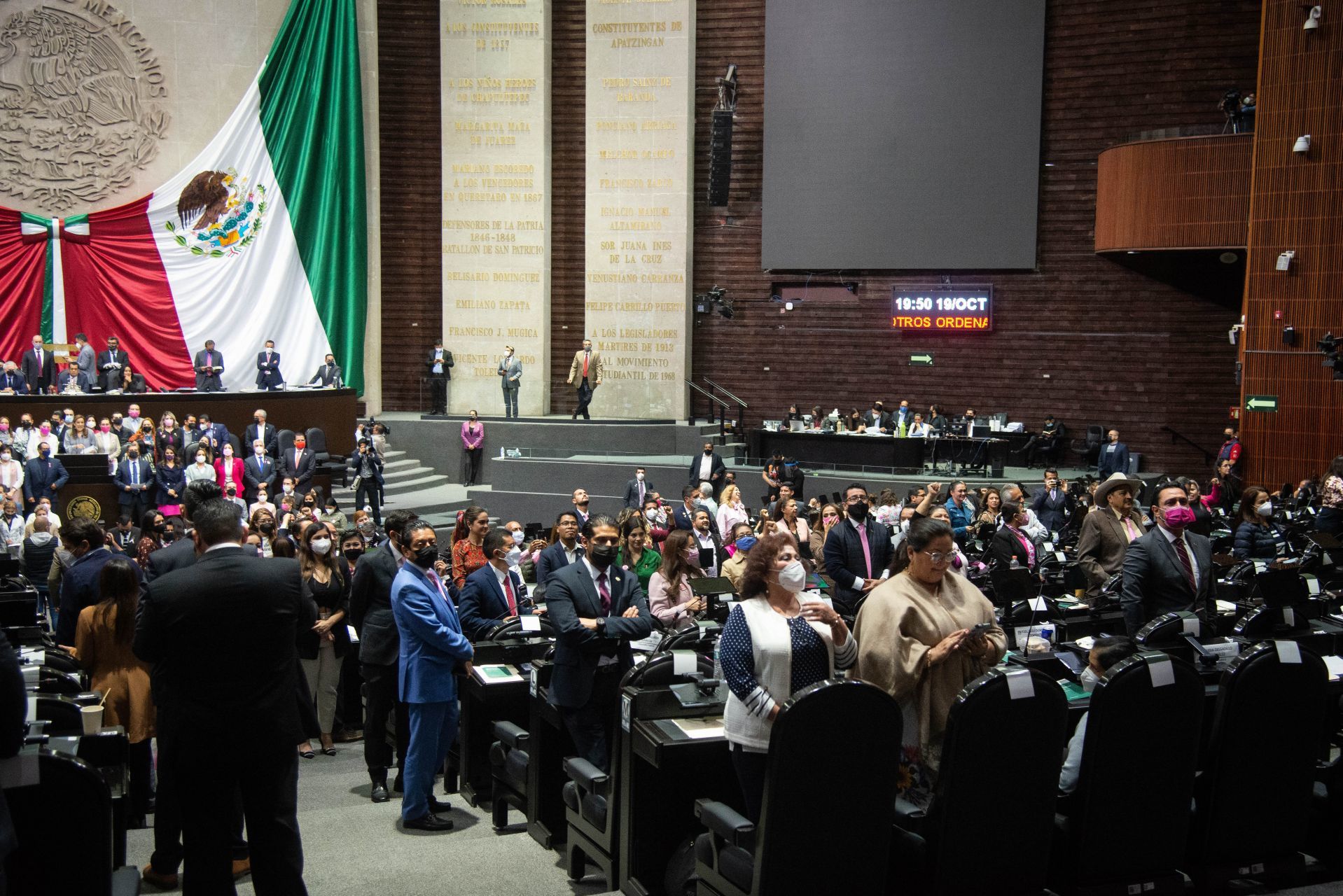 Diputados del grupo parlamentario de Morena dieron la espalda a Margarita Zavala, diputada del PAN, mientras ofrecía su discurso durante la sesión ordinaria de la Cámara de Diputado