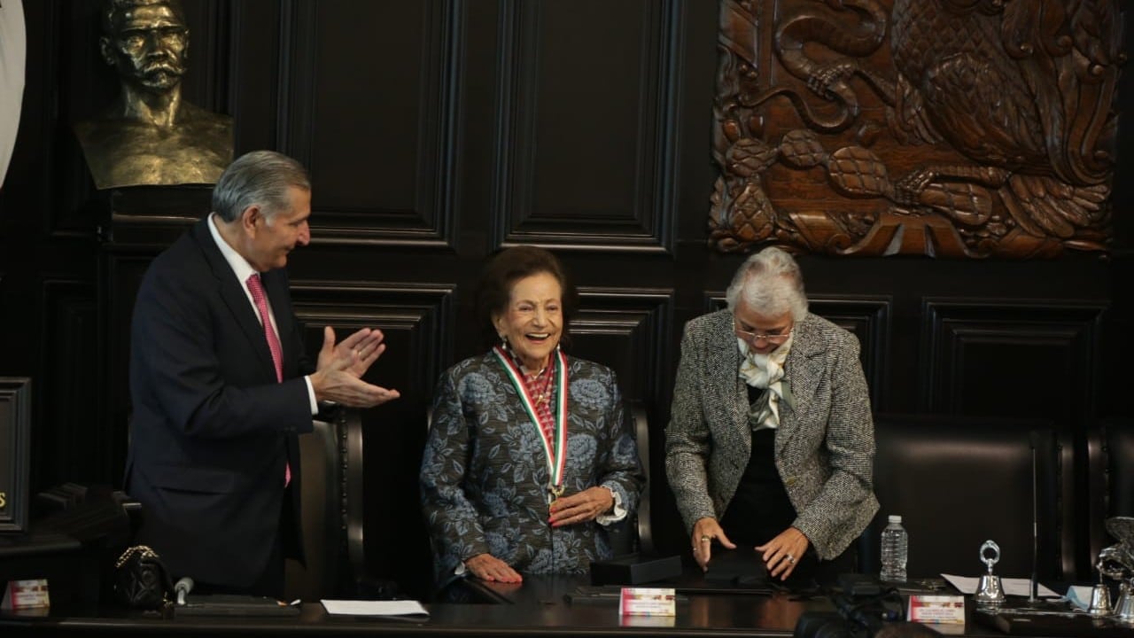 Entrega de Medalla Belisario Domínguez a Ifigenia Martínez.