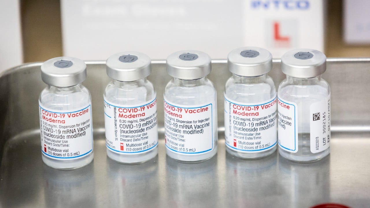 FDA da su visto bueno a refuerzos de las vacunas anticovid de Moderna y J&J