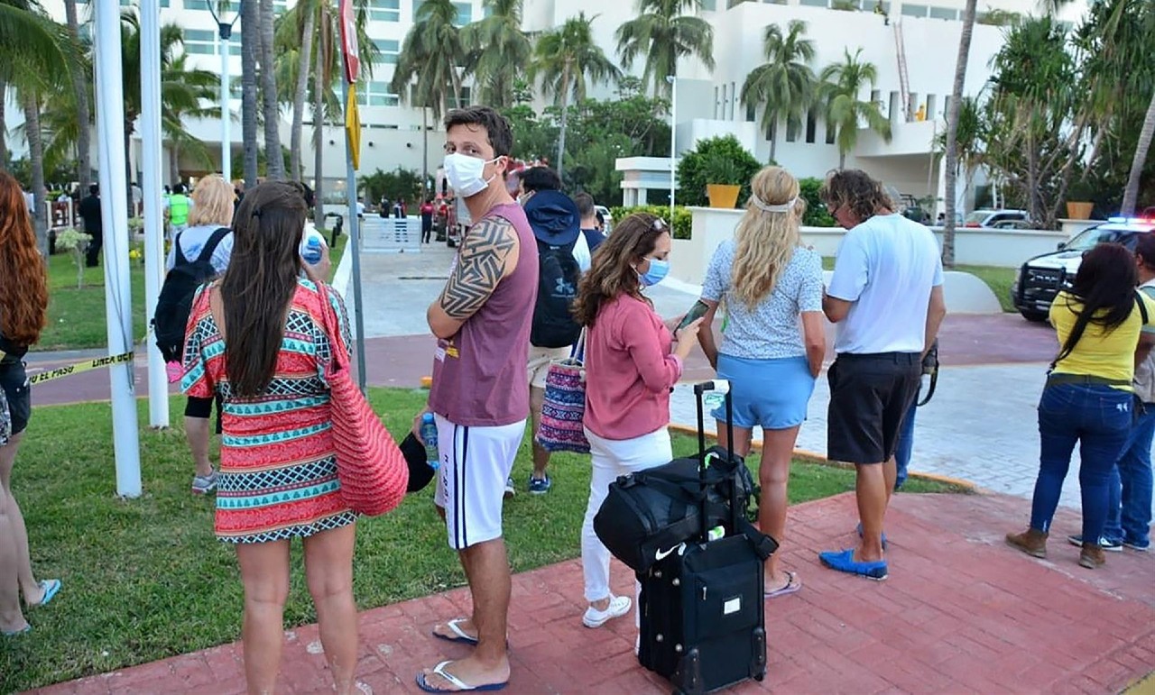 Evacuan a 600 personas por incendio de hotel en Cancún