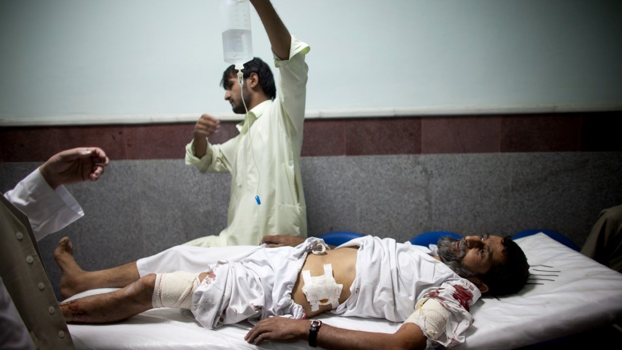 Una persona es atendida en un hospital de Afganistán tras una explosión.