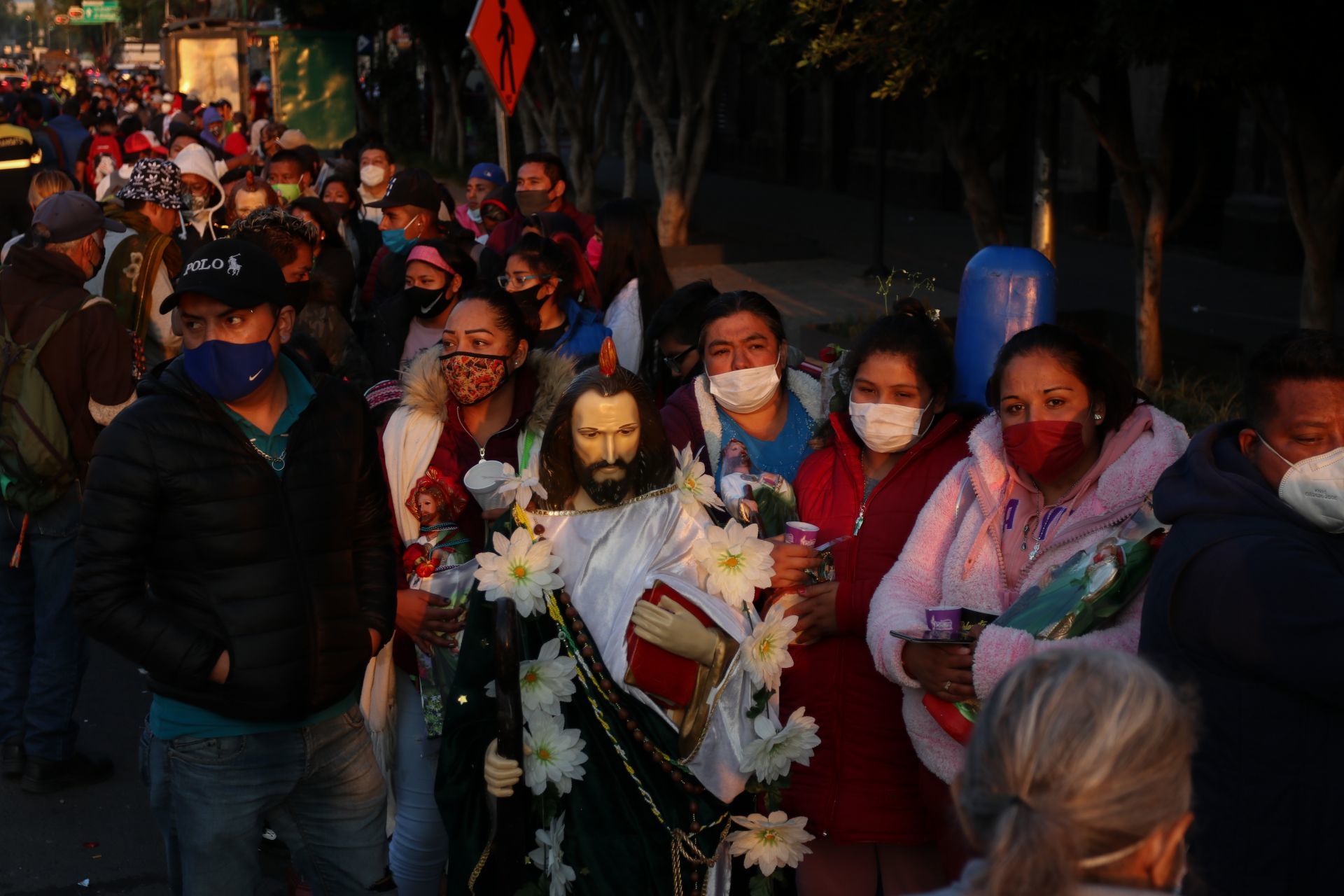 Fieles de San Judas Tadeo inician festejo en San Hipólito, CDMX; se esperan miles