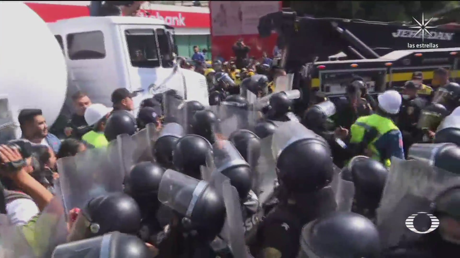 gaseros se enfrentan a policias en la cdmx protestan por precio tope del gas lp