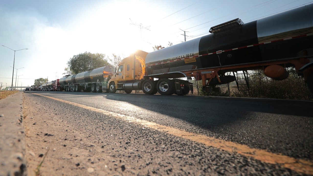 Camiones que transportan gasolina en México (Getty Images)