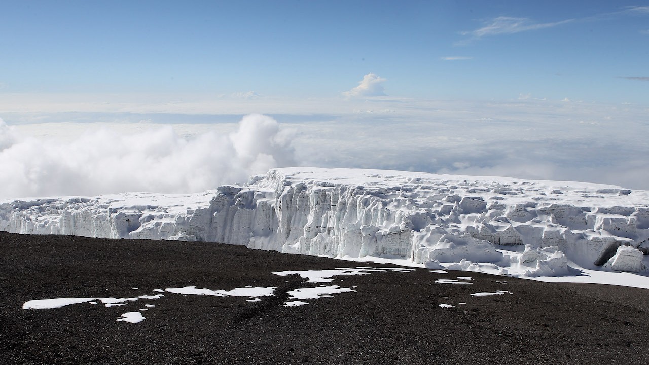 El glaciar Kilimanjaro visto desde el pico Uhuru en Arusha, Tanzania (Getty Images)