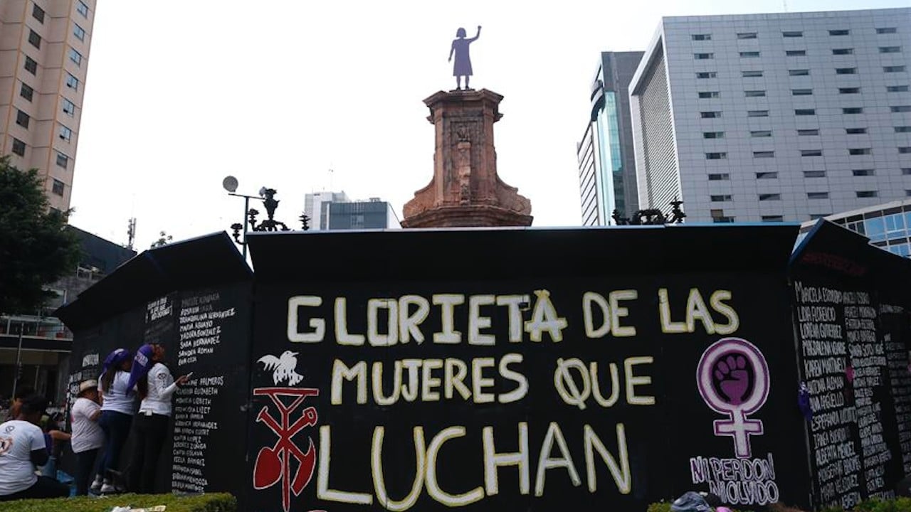 Feministas se manifiestan por segunda vez en la glorieta de Colón