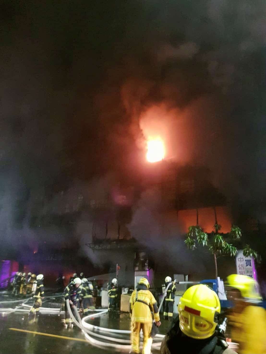 Incendio consume edificio en Taiwan y deja al menos 46 muertos