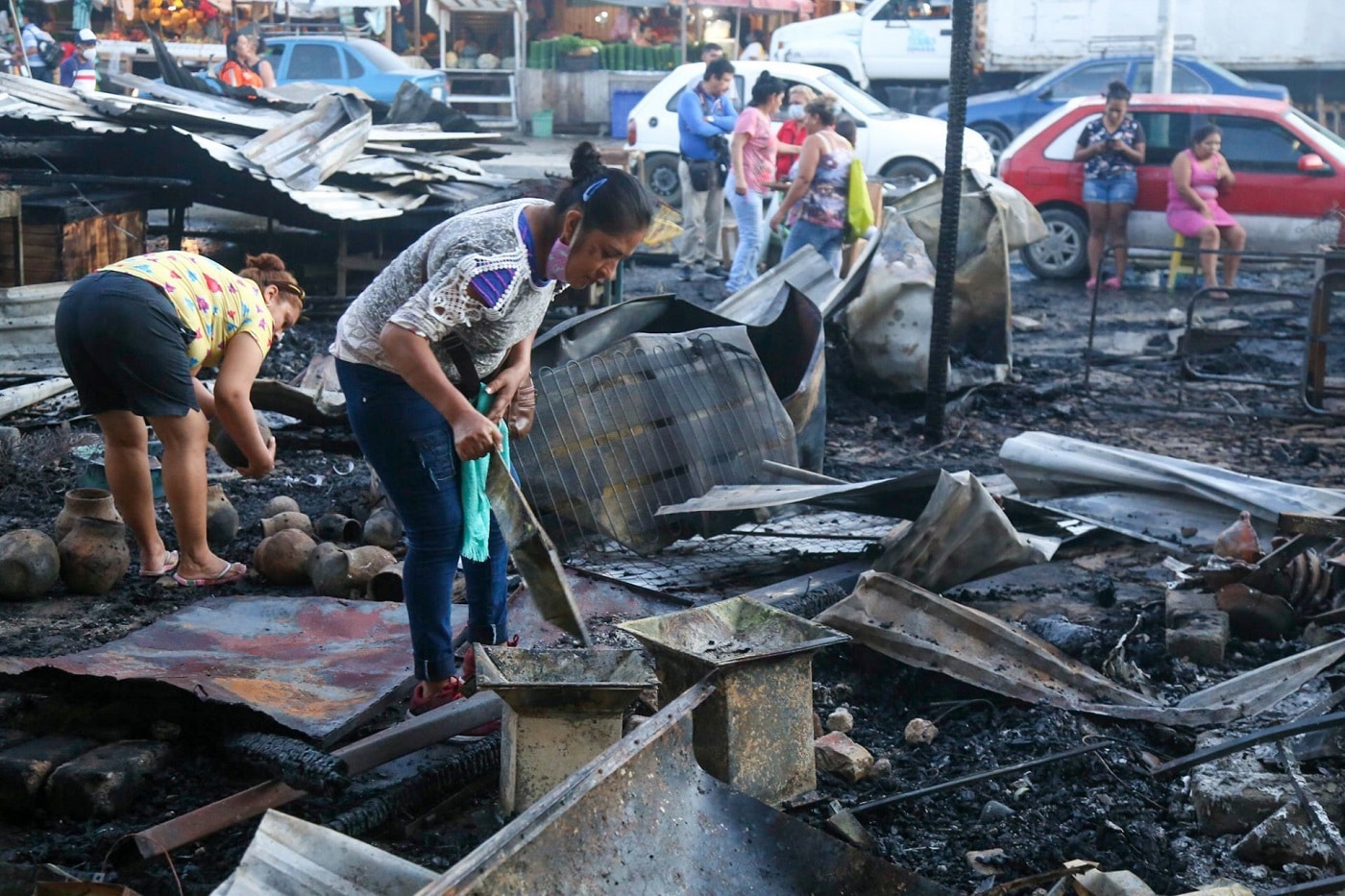 Incendio consume 60 locales de Central de Abasto en Acapulco