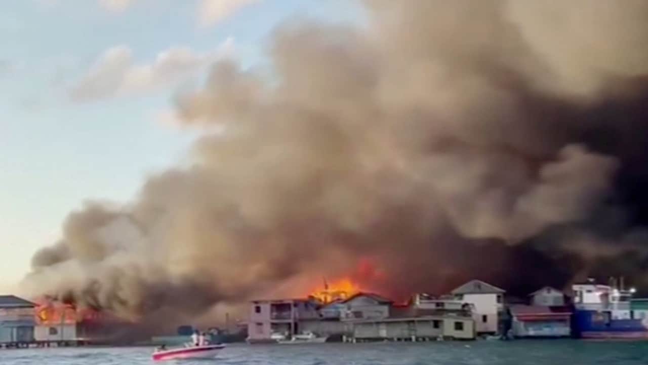 Incendio arrasa con viviendas y deja miles de afectados en Guanaja, Honduras