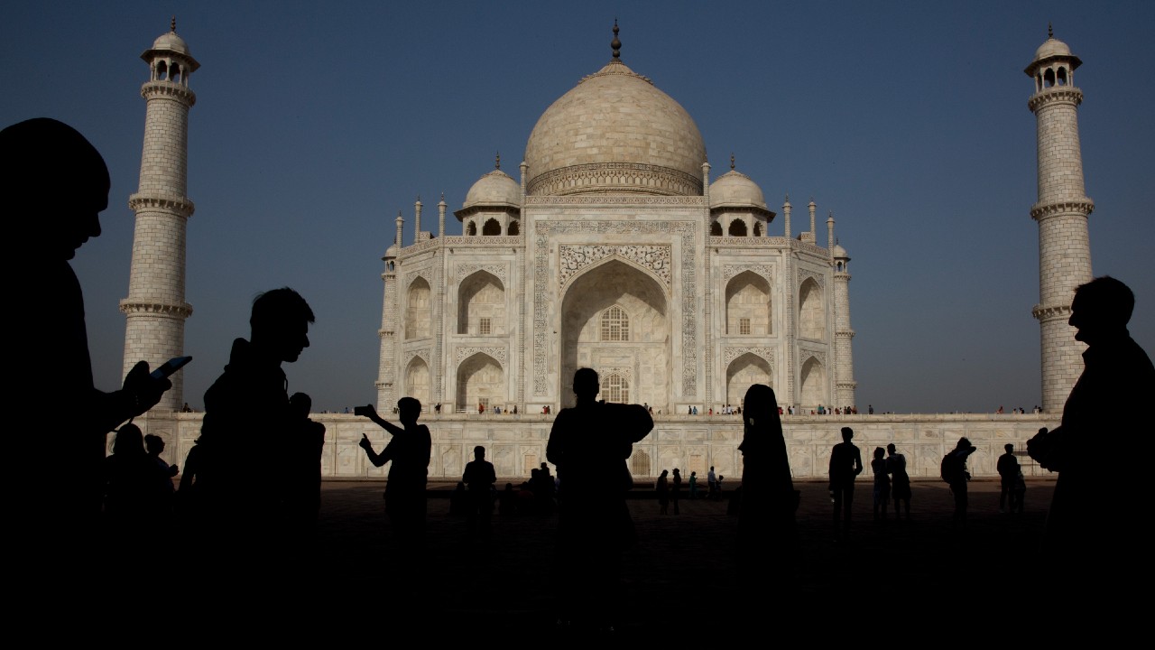 India recibe a turistas extranjeros ante caída de contagios por COVID