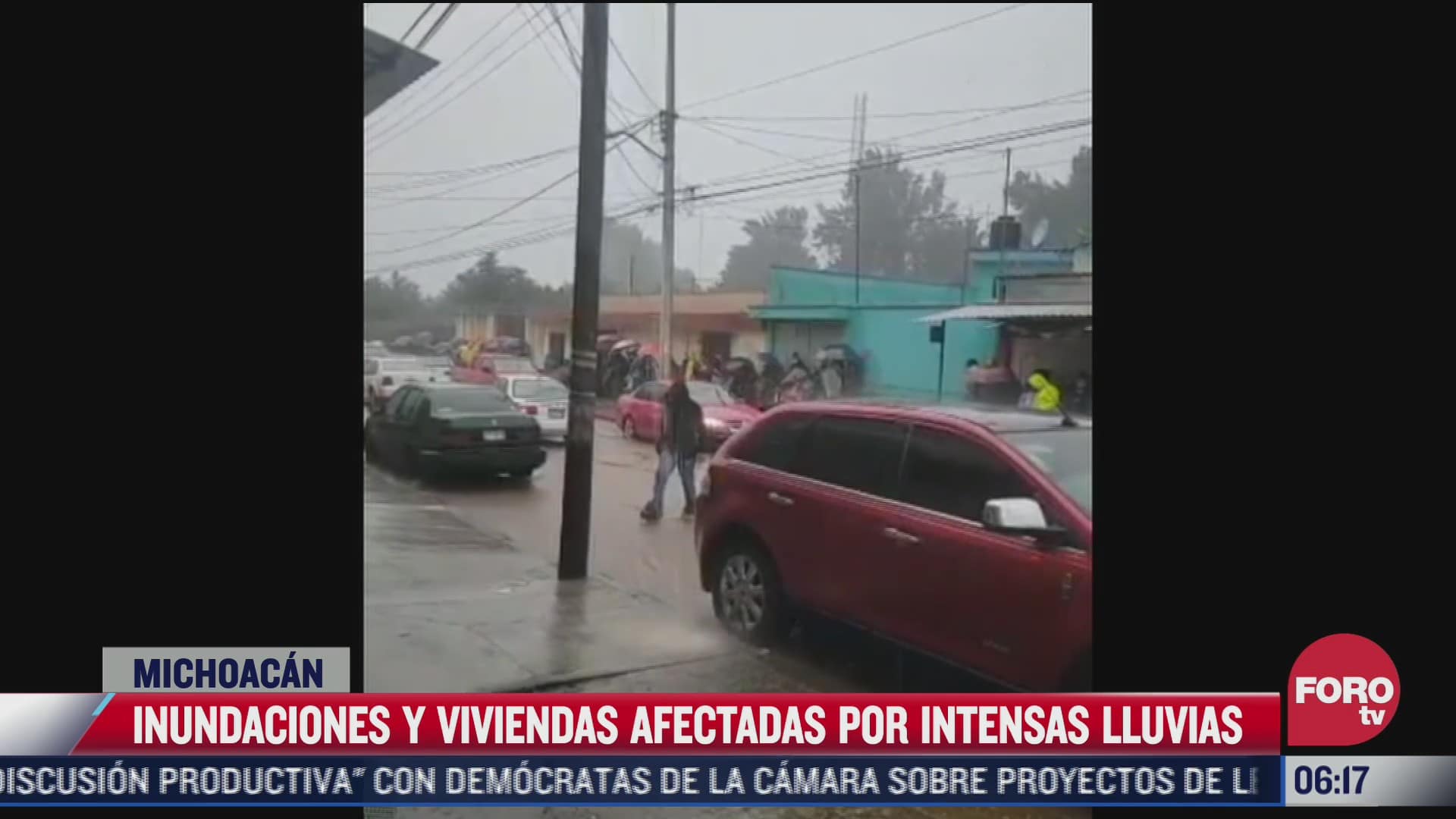 intensas lluvias en michoacan provocan inundaciones y dejan vehiculos varados