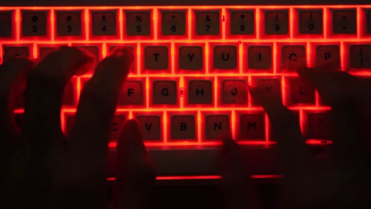 Un joven utilizada una computadora (Getty Images)
