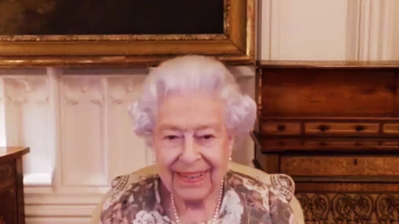 La reina Isabel II descansa y desempeña 'tareas ligeras' tras el alta hospitalaria