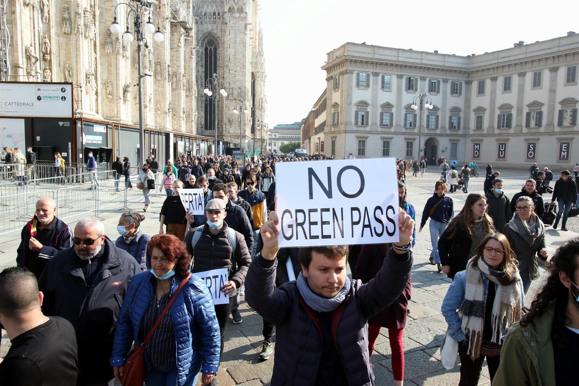 Estudiantes universitarios protestan contra el "pase verde" en Milán, Italia, el 15 de octubre de 2021 (EFE)