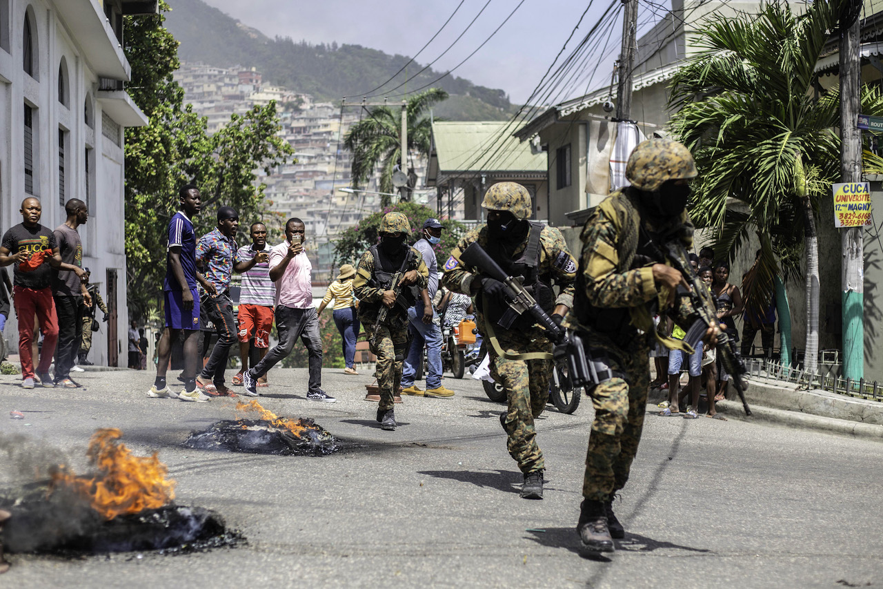 Protesta cerca de la estación de policía tras el asesinato del presidente haitiano Jovenel Moïse (Getty Images)