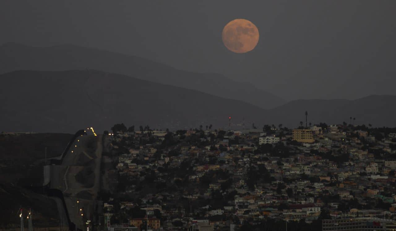 La luna en su fase creciente se muestra en la ciudad fronteriza.