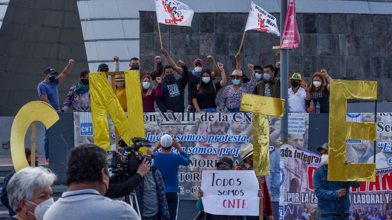 Maestros de la CNTE de Michoacán se manifestan para exigir estabilidad salarial. Fuente Cuartoscuro, archivo