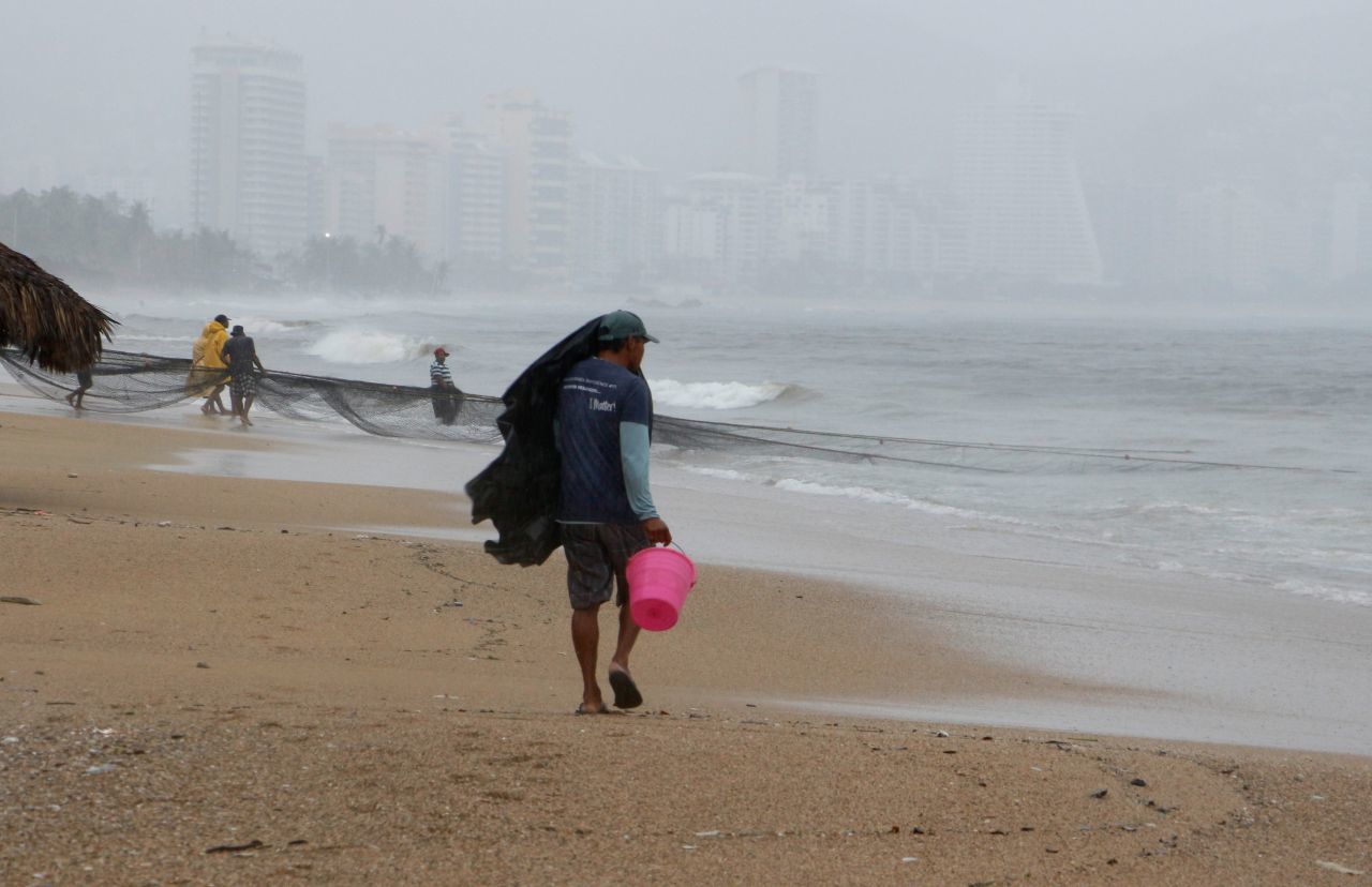 Sistema de baja presión provoca oleaje en playas de Acapulco
