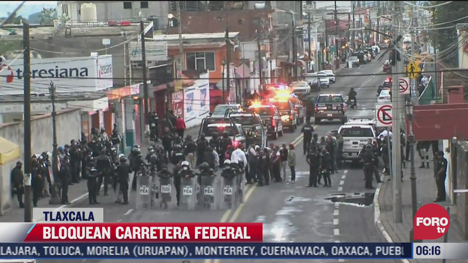 manifestantes bloquean la carretera federal puebla tlaxcala e incendian vehiculo