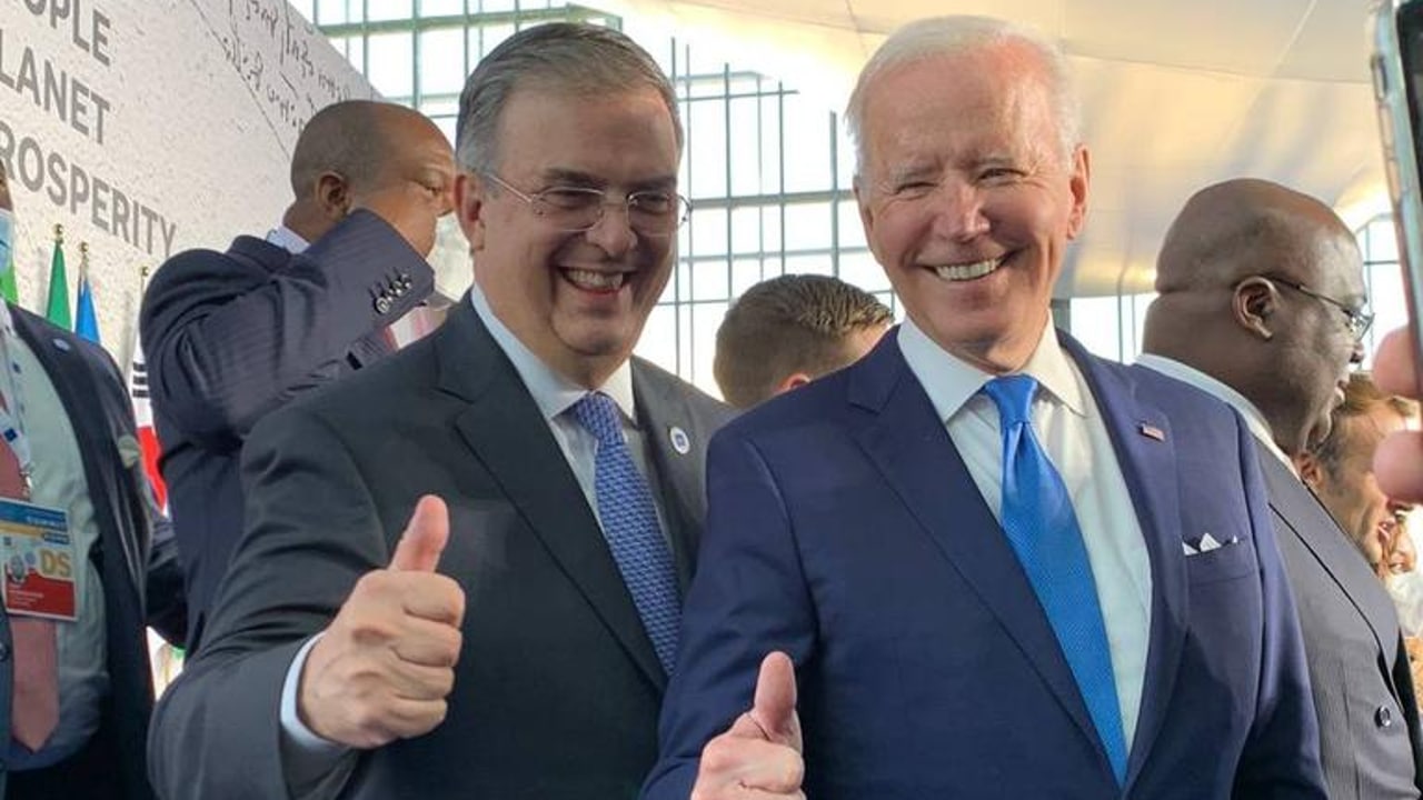 El secretario de Relaciones Exteriores, Marcelo Ebrard (i), y el presidente de EEUU, Joe Biden, en la Cumbre del G20.