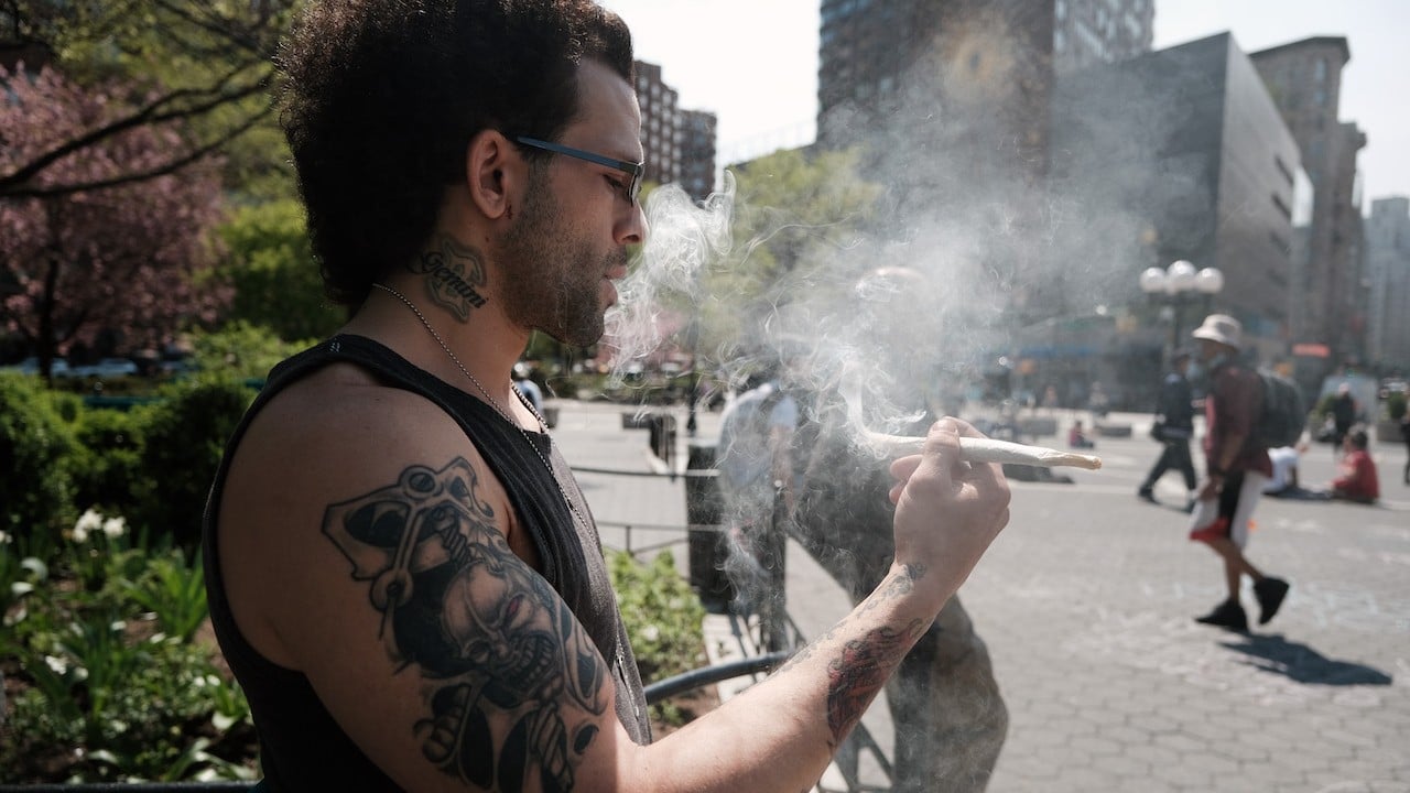 Un hombre con marihuana en calles de Nueva York (Getty Images)