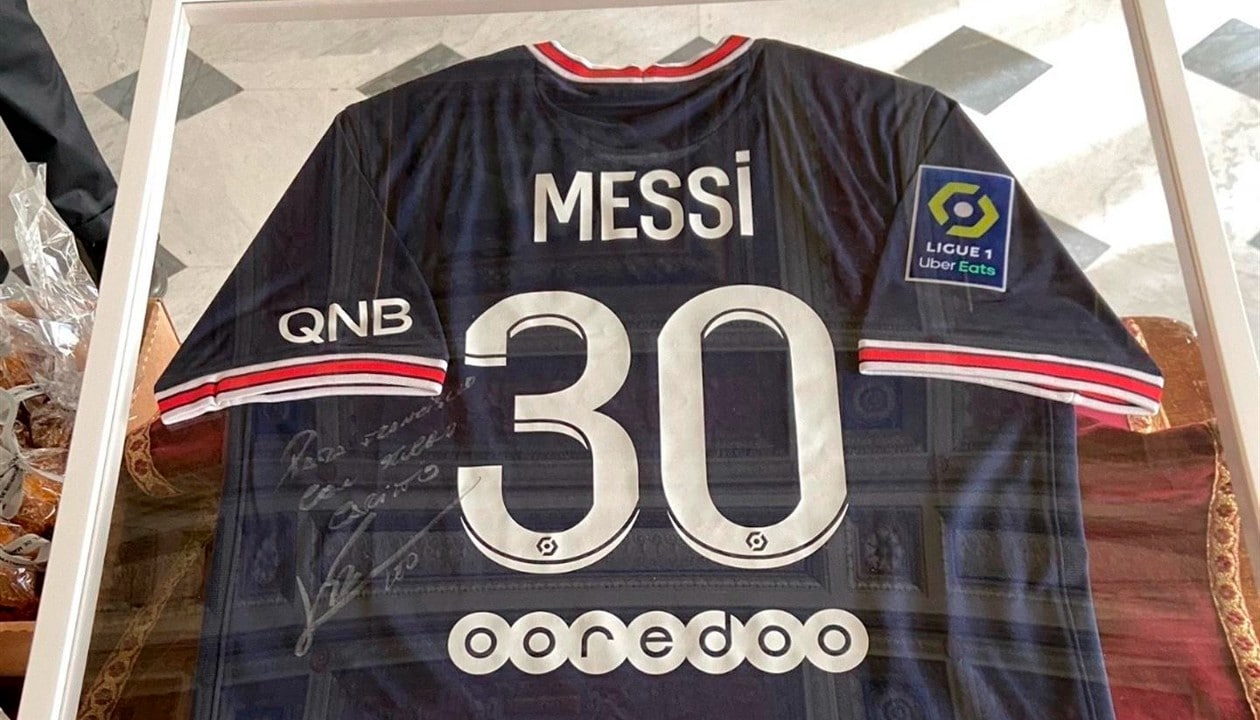 Messi envió al papa una camiseta autografiada