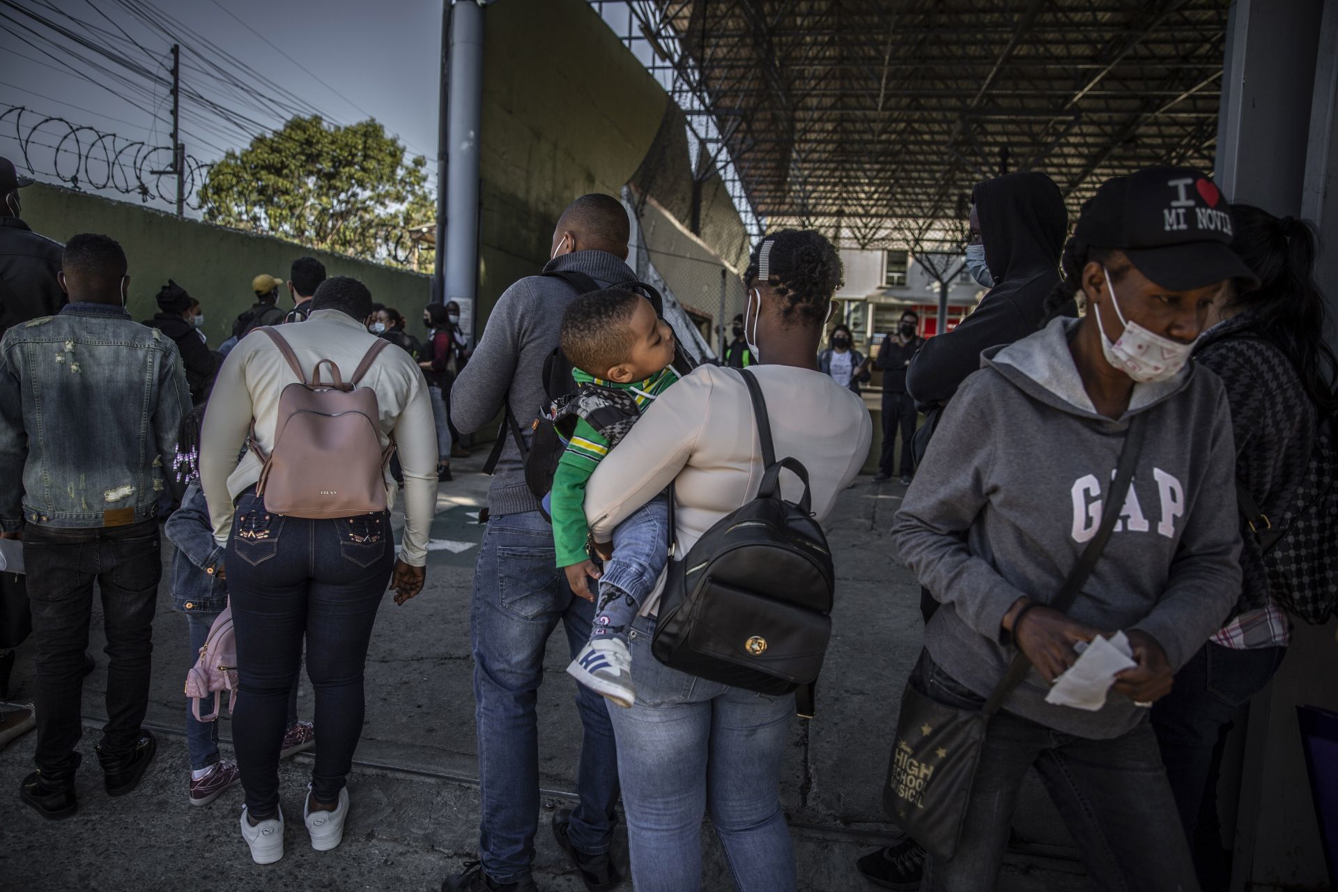 Decenas de migrantes con la intención de obtener un documento que garantice su estancia migratoria en México (Cuartoscuro)