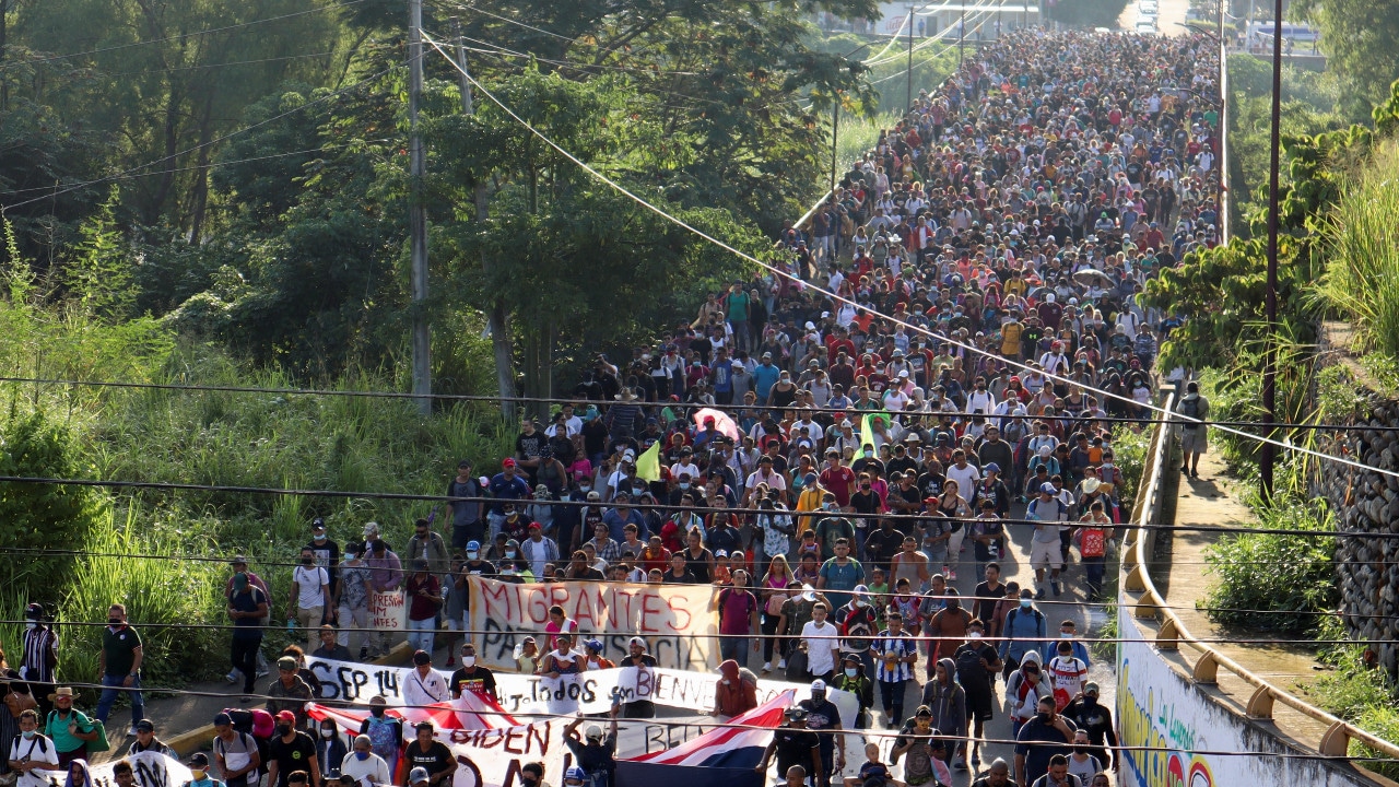 Cerco de Guardia Nacional fracasa y caravana migrante avanza por Chiapas
