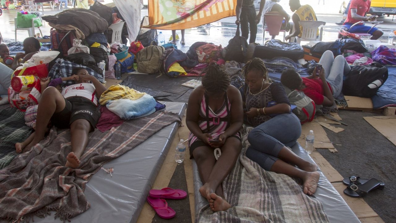 Cientos de haitianos montaron un campamento en las afueras de la Casa INDI para migrantes en Monterrey